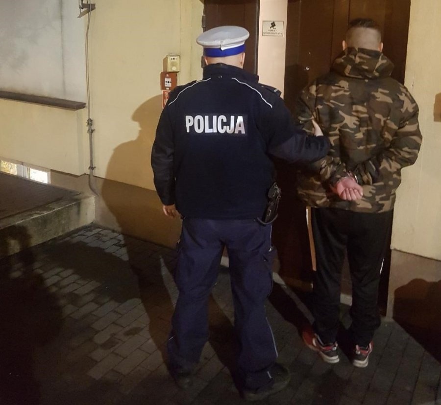 Narkotyki w aucie. Policjanci zatrzymali "relaksującego się" kierowcę - Zdjęcie główne