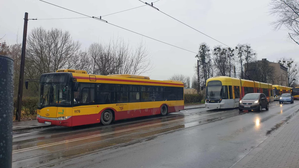 Utrudnienia w Łodzi na Pomorskiej. Stanęły trzy tramwaje i autobus - Zdjęcie główne