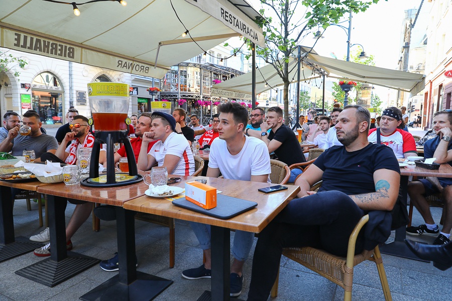 Piotrkowska Łódź. Kibice wspierali Biało-Czerwonych podczas meczu Polska - Słowacja na EURO 2020 (fot. Michał Pietrzak - TuLodz.pl)