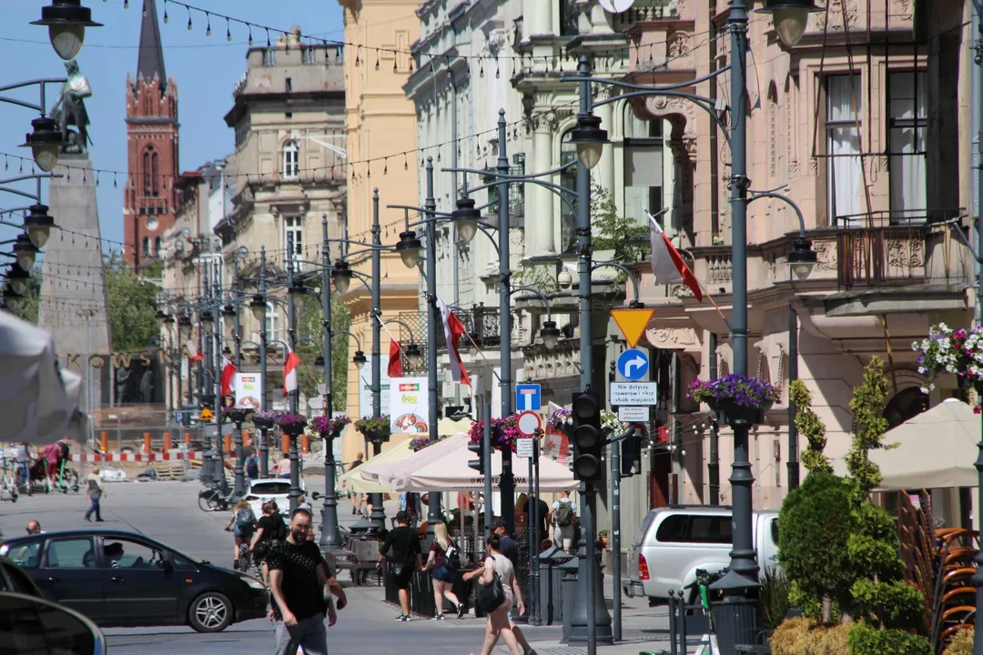 Przed nami święto Wojska Polskiego. Morze biało-czerwonych flag na ulicy Piotrkowskiej w Łodzi [ZDJĘCIA] - Zdjęcie główne