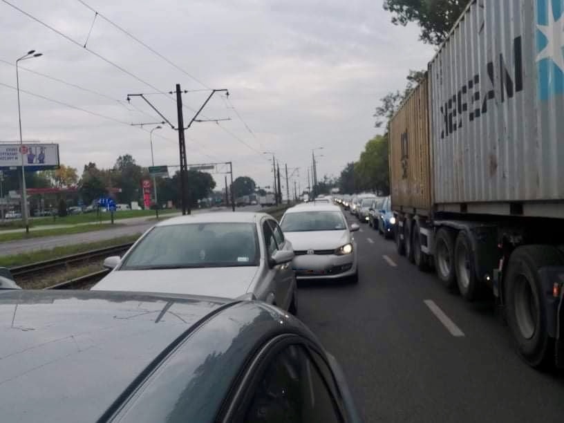 Korki Łódź. Ogromne korki na al. Śmigłego-Rydza. Na dojazd do centrum potrzeba prawie dwóch godzin (fot. TuŁódź.pl)