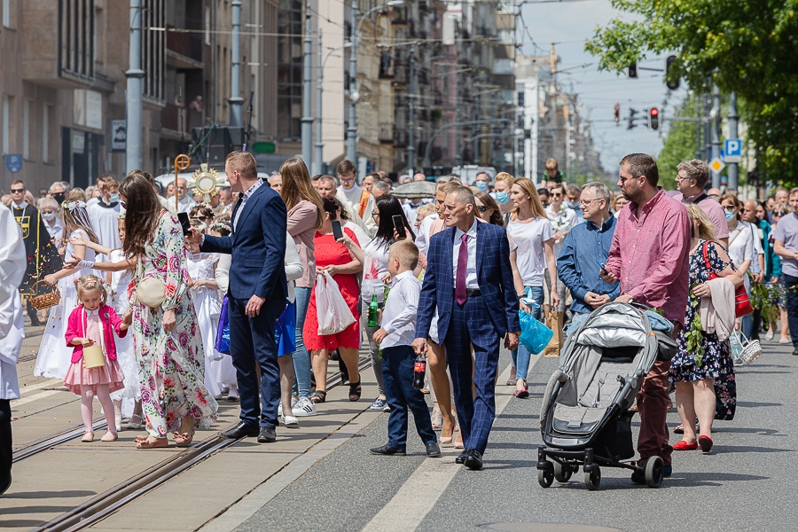 Boże Ciało w Łodzi. Procesja pod przewodnictwem abp. łódzkiego, Grzegorza Rysia przeszła ulicami miasta (fot. Michał Pietrzak - redakcja TuŁódź) |wiadomości łódzkie | Łódź | TuŁódź