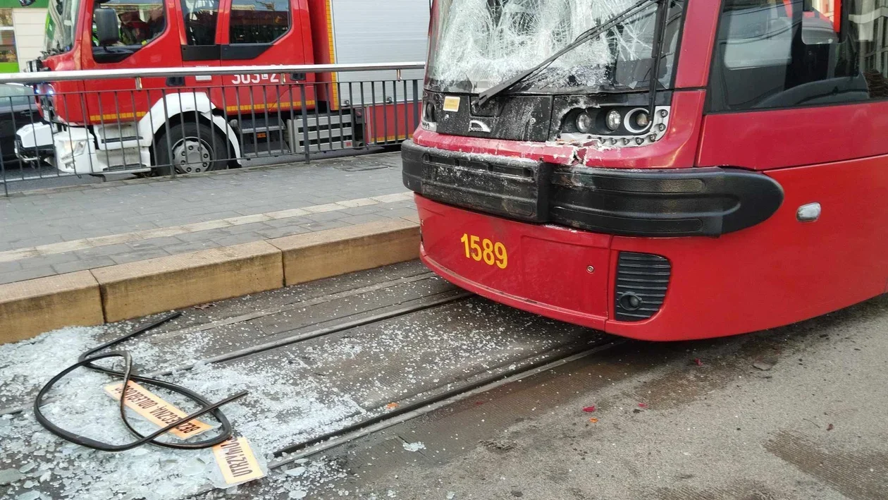 Łódzka prokuratura zbada przyczyny zderzenia tramwajów MPK Łódź na al. Piłsudskiego. Poinformowano o stanie trzeźwości motorniczych [ZDJĘCIA] - Zdjęcie główne