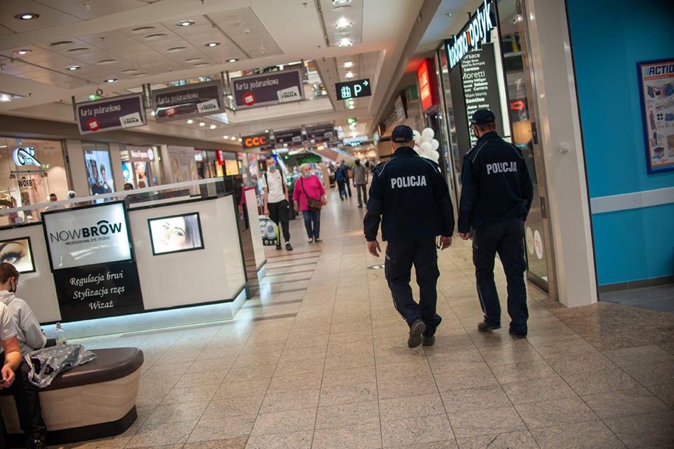 Koronawirus Łódź. Łódzcy policjanci na Piotrkowskiej i w centrach handlowych. Posypały się mandaty za brak maseczek! [zdjęcia] - Zdjęcie główne