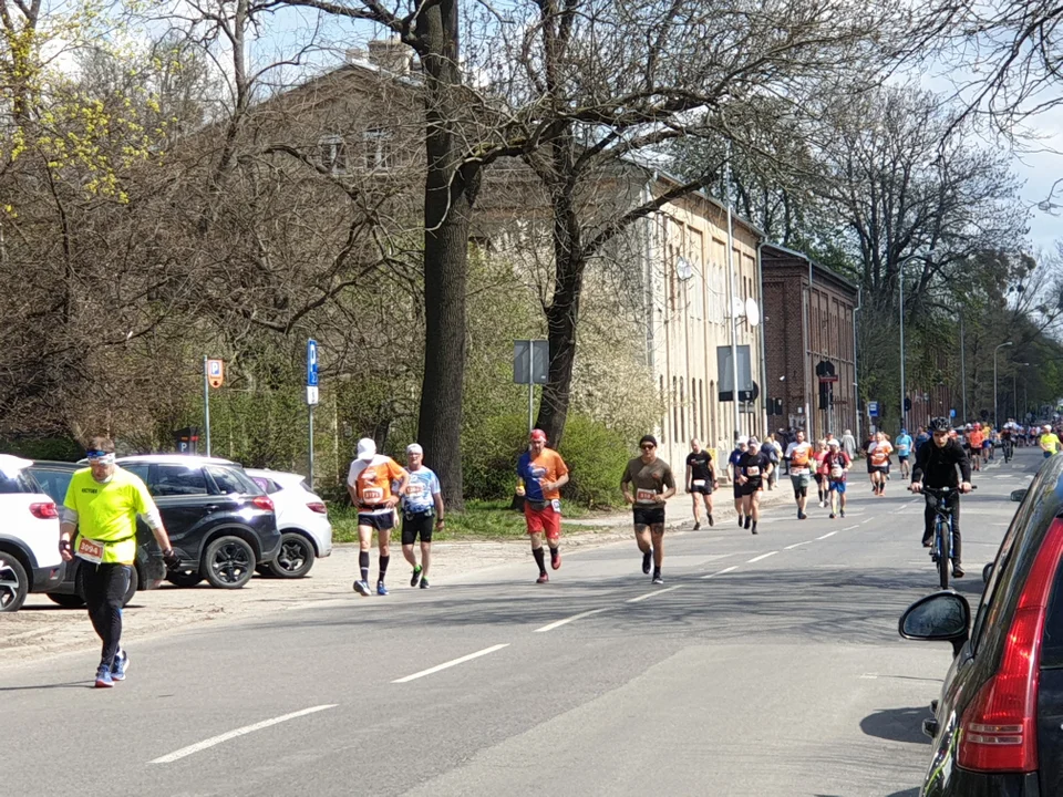 10. edycja DOZ Maraton. Kilka tysięcy łodzian przebiegło ulicami miasta [zdjęcia] - Zdjęcie główne