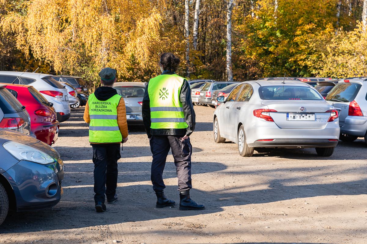 Harcerze na Mani kierują ruchem! Świetna akcja na łódzkim cmentarzu - Zdjęcie główne