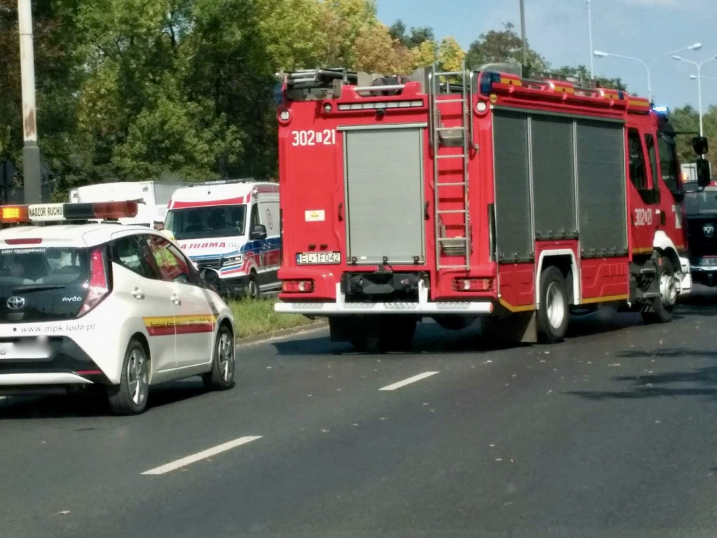 Poważny wypadek z udziałem motocyklisty na al. Palki w Łodzi (fot. Czytelnik)