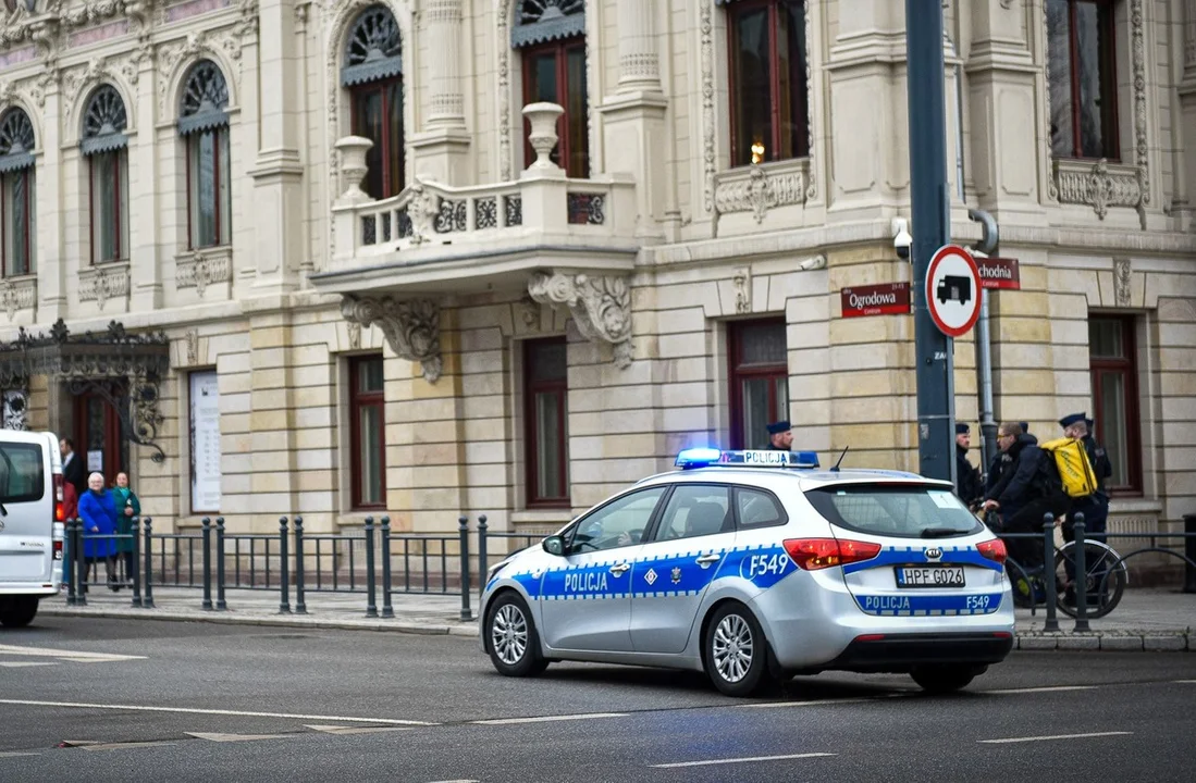 Policjanci pomogli dotrzeć do szpitala kobiecie i jej niespełna rocznemu synkowi. Chłopiec połknął lekarstwo, które mogło mu zaszkodzić - Zdjęcie główne