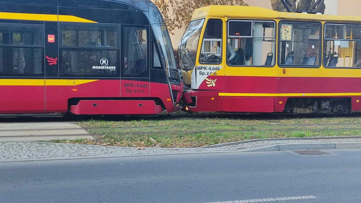 Wypadek dwóch tramwajów na Dąbrowie. Dwie linie kierowane objazdami [AKTUALIZACJA] - Zdjęcie główne