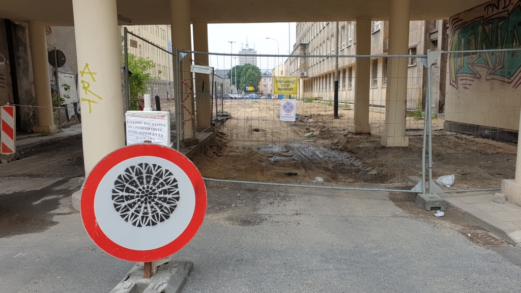 Parking zamiast ulicy. Tak teraz wygląda ul. Sienkiewicza w Łodzi  (fot. dzięki uprzejmości Czytelnika)