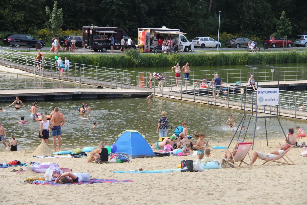 Kąpielisko z pomostami, place zabaw i boiska. To zaledwie 20 kilometrów od Piątku - Zdjęcie główne