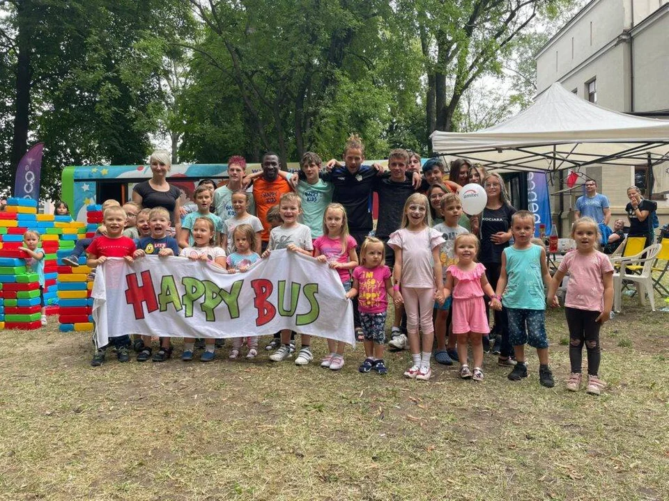 Dmuchańce, gry i zabawy, a to tylko część atrakcji. Happy Bus pojawi się w Piątku - Zdjęcie główne