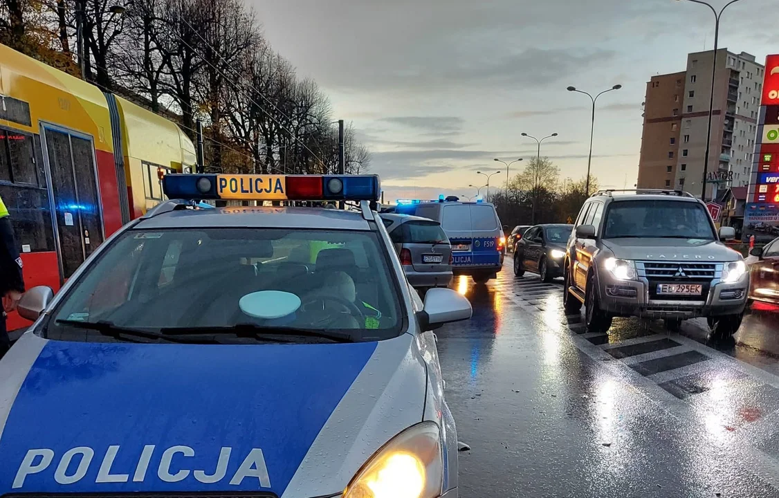 Samochód wjechał w tramwaj w Zgierzu. Uruchomiono komunikację zastępczą - Zdjęcie główne