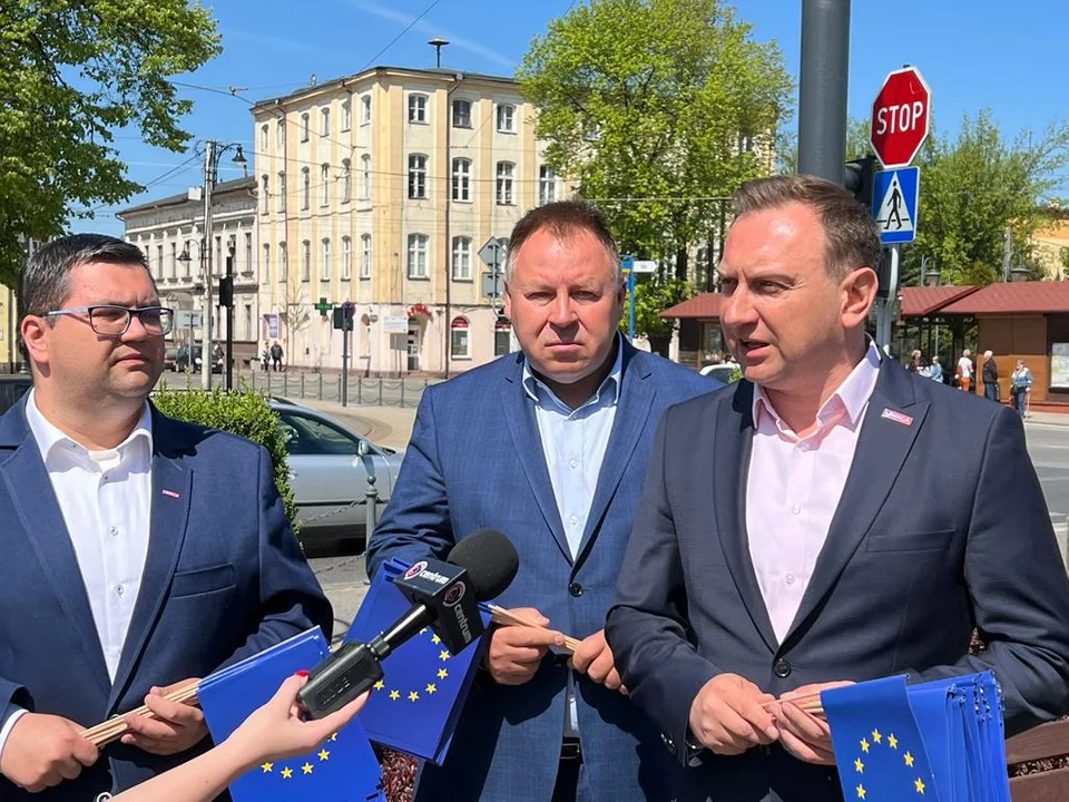 Łukasz Kubiak, Marcin Karpiński i poseł Tomasz Trela apelują o wywieranie presji na rządzie w trakcie konferencji w Zgierzu