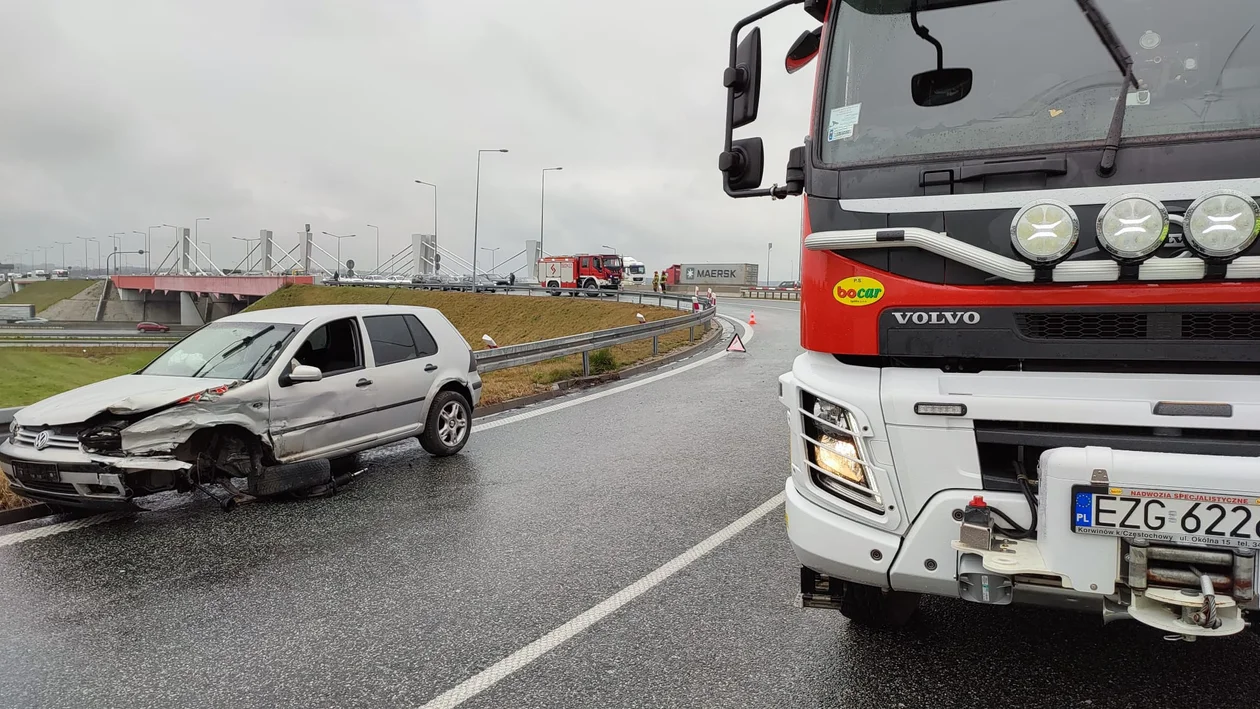 Całkowita blokada na autostradzie A1. Samochód uderzył w bariery - Zdjęcie główne