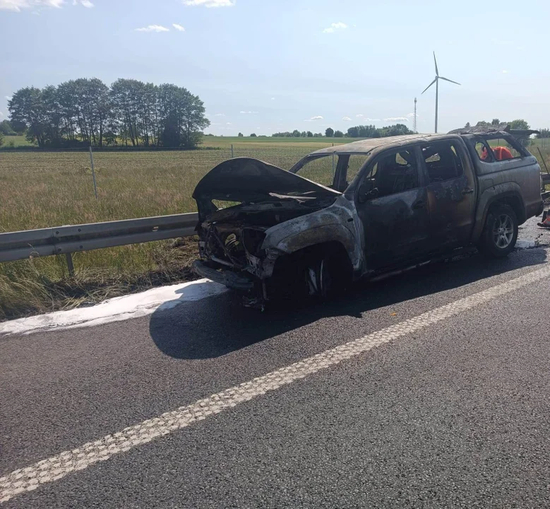 Auto spłonęło na autostradzie. Uwaga na utrudnienia w ruchu! [foto] - Zdjęcie główne