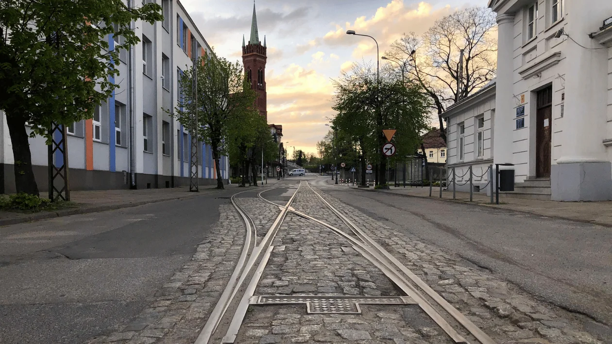 Kiedyś jeździł tędy tramwaj, teraz ledwo widać tory. Śladem linii tramwajowej do Ozorkowa w Zgierzu [ZDJĘCIA] - Zdjęcie główne