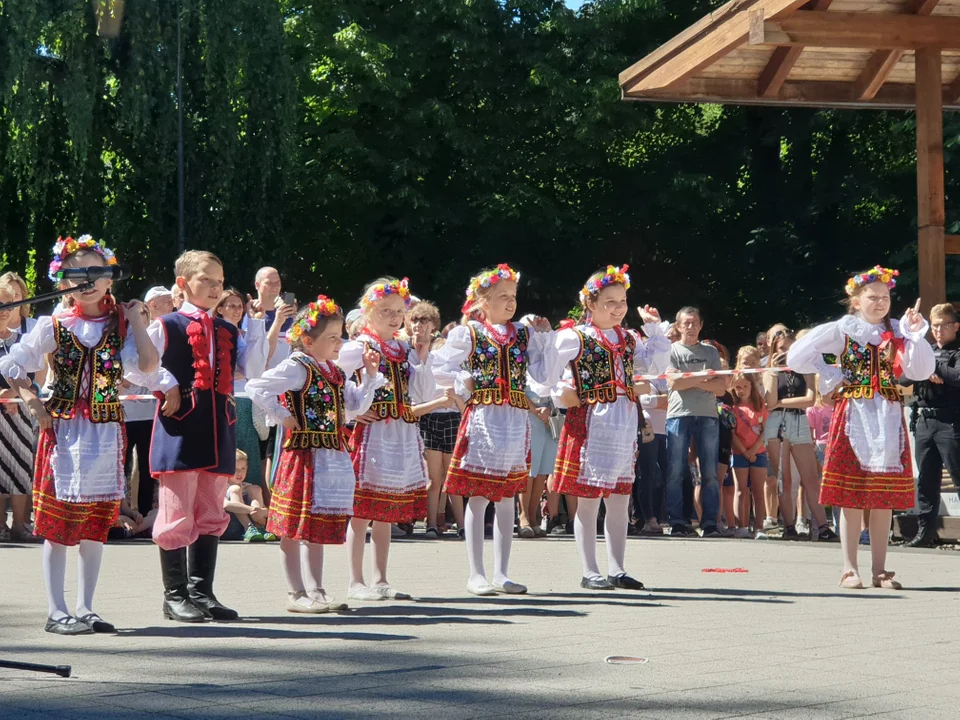 Zespół Pieśni i Tańca Boruta ma już 55 lat! Jak oni pięknie tańczyli, śpiewali i wyglądali na święcie Zgierza! [zdjęcia] - Zdjęcie główne