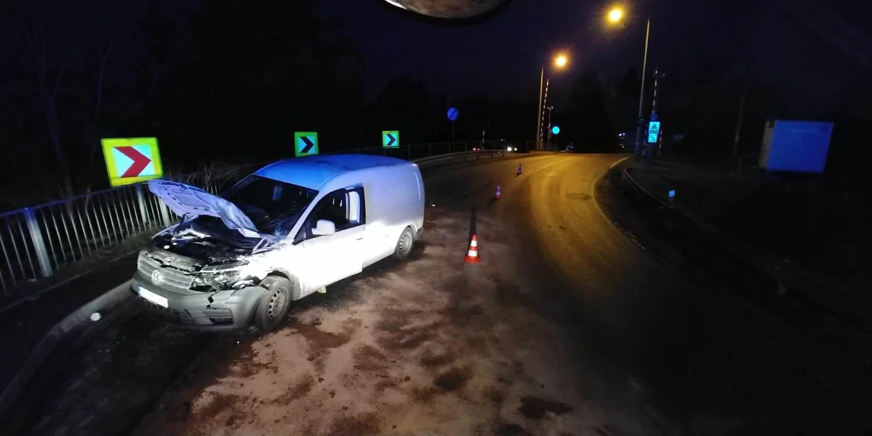 Wypadek niedaleko Strykowa. O poranku na drogach było ślisko - Zdjęcie główne