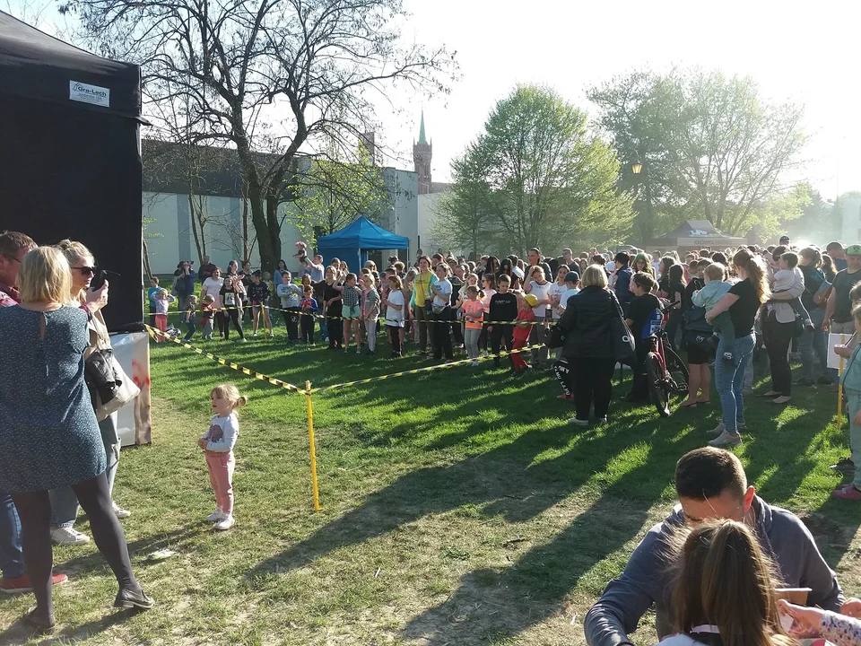 Brudni, kolorowi i szczęśliwi. Święto Kolorów w Zgierzu przyciągnęło setki mieszkańców.