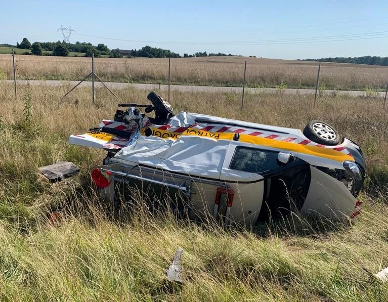 Wypadek na A1. Samochód staranował pojazd służby drogowej. Jedna osoba ranna - Zdjęcie główne