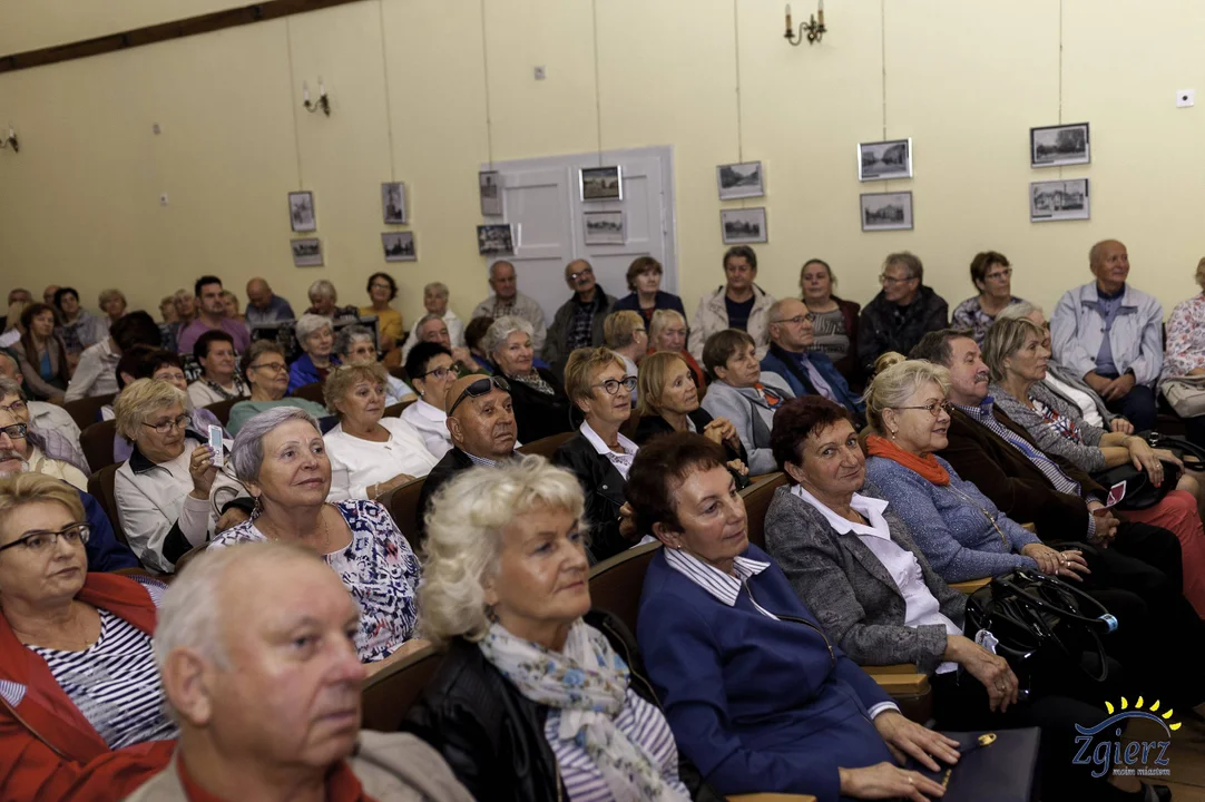 Seniorzy bezpieczni na drodze i w Internecie. Mieszkańcy debatują z funkcjonariuszami - Zdjęcie główne