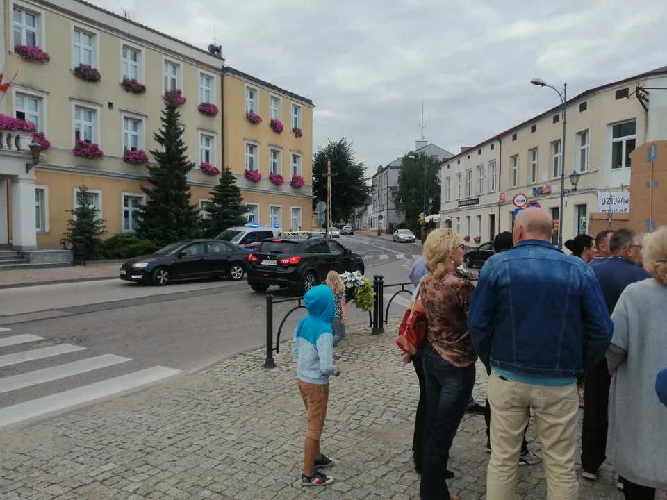 Blisko 200 zgierzan protestowało pod ratuszem przeciw budowie nowego zakładu przetwarzania odpadów niebezpiecznych przy ul. Twardej w Zgierzu