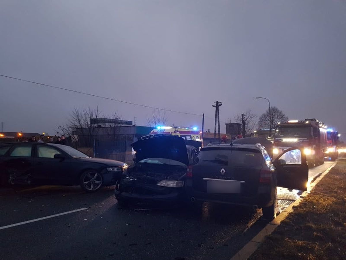 Wypadek w Strykowie. Zderzyły się trzy osobówki [zdjęcia] - Zdjęcie główne