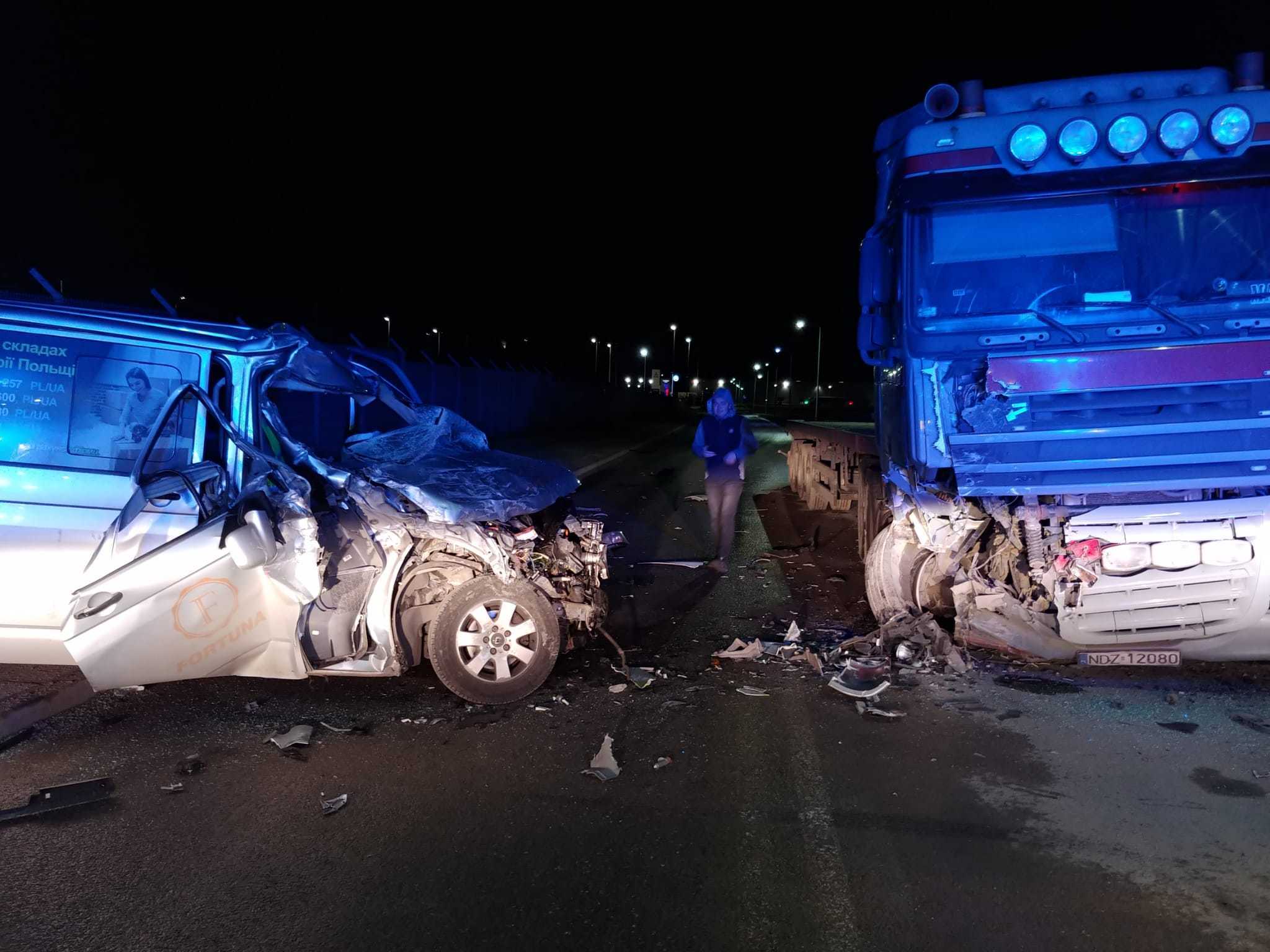 Straszliwy wypadek w Strykowie. Roztrzaskany samochód osobowy i ciężarówka [zdjęcia]  - Zdjęcie główne