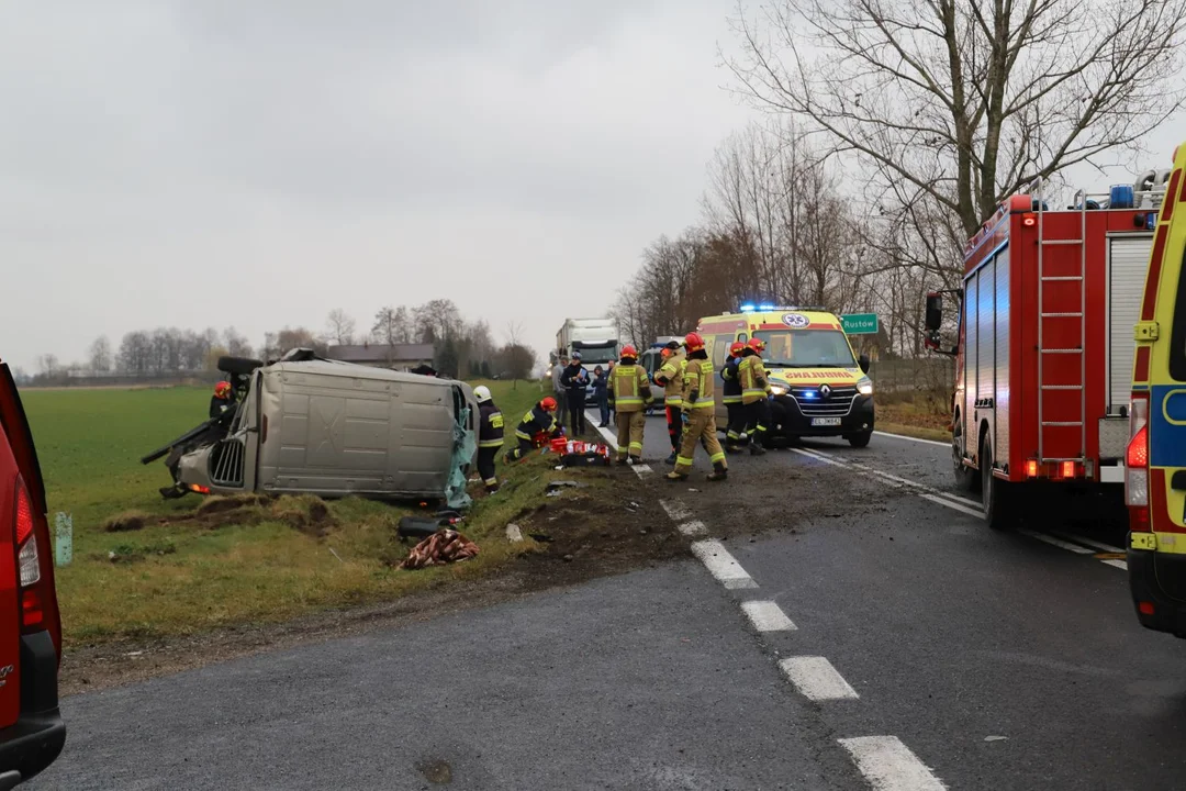 W wyniku wypadku na drodze Kutno-Piątek-Zgierz-Łódź poszkodowanych zostało kilka osób, w tym dzieci. Lądował śmigłowiec pogotowia