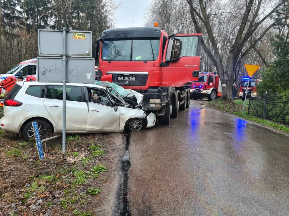 Groźny wypadek w powiecie zgierskim. Zderzenie ciężarówki z samochodem osobowym [zdjęcia]  - Zdjęcie główne