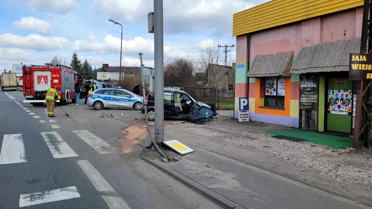 Groźny wypadek w Emilii w powiecie zgierskim. Samochód osobowy uderzył w słup [ZDJĘCIA] - Zdjęcie główne