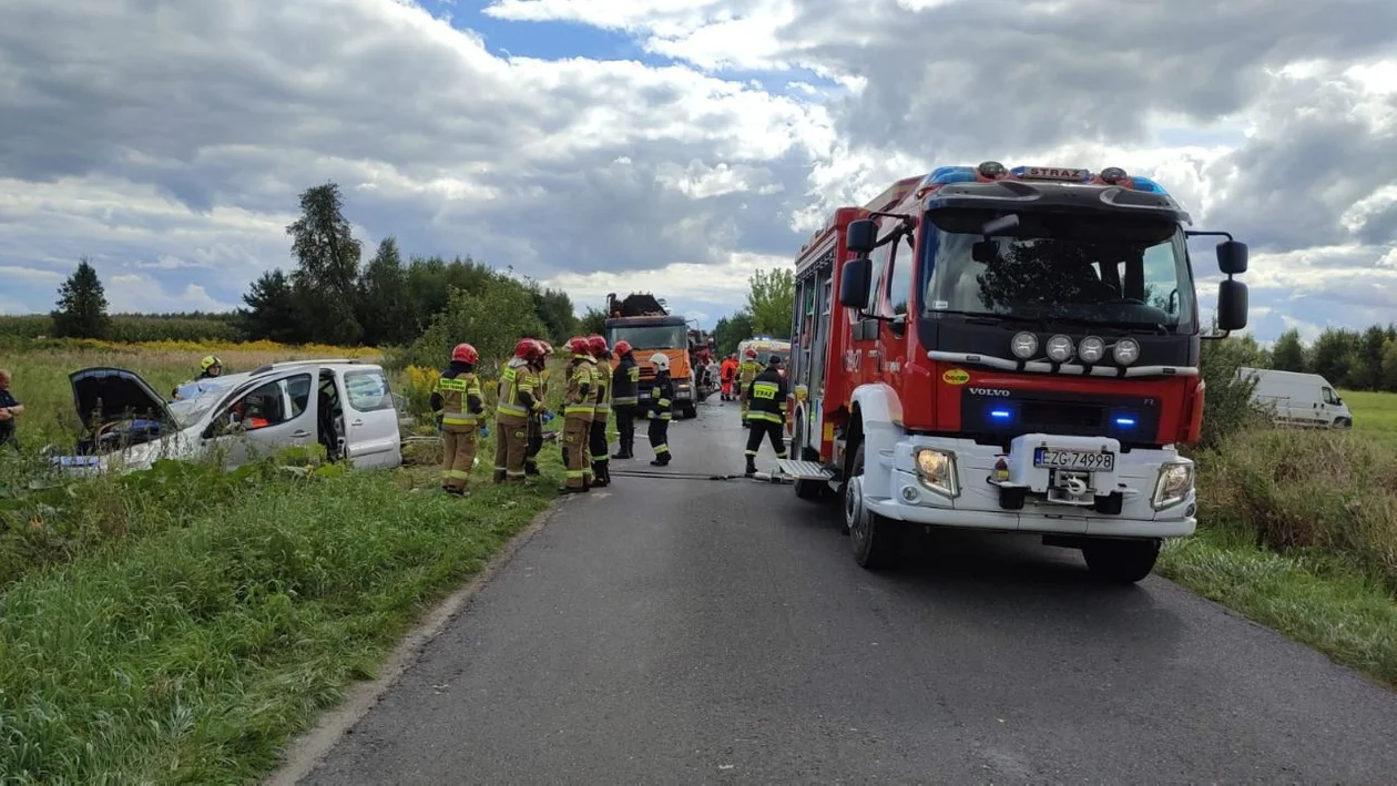 Groźny wypadek w powiecie zgierskim. Są poszkodowani, w tym dzieci - Zdjęcie główne