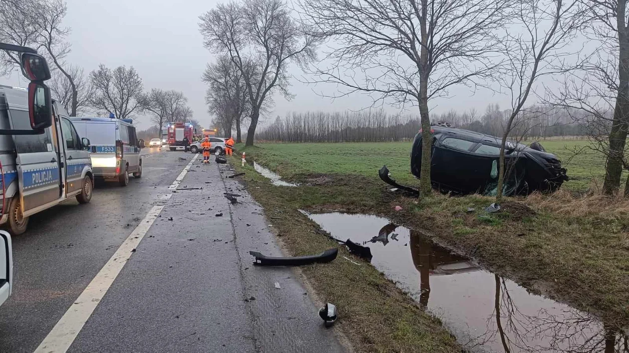 Czołowe zderzenie samochodów osobowych pod Zgierzem. Są ranni - Zdjęcie główne