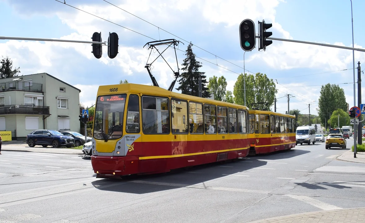 Kierowcy nagminnie zastawiają torowisko w Zgierzu. Tramwaje stają na kilkadziesiąt minut - Zdjęcie główne