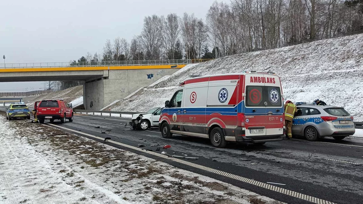 Wypadek na S14, dwie osoby ranne. Kierowcy utknęli w potężnym korku! - Zdjęcie główne