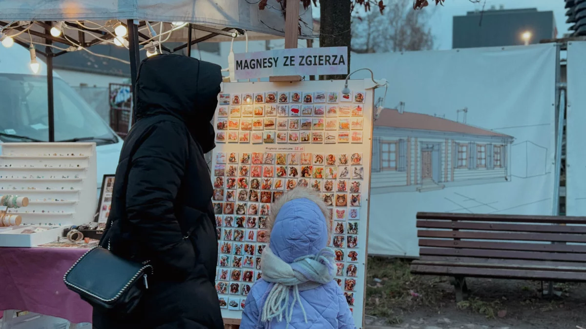 Zgierski jarmark świąteczny jeszcze trwa. Zaoferował mieszkańcom trzy dni różnorodnych stoisk i atrakcji [ZDJĘCIA] - Zdjęcie główne