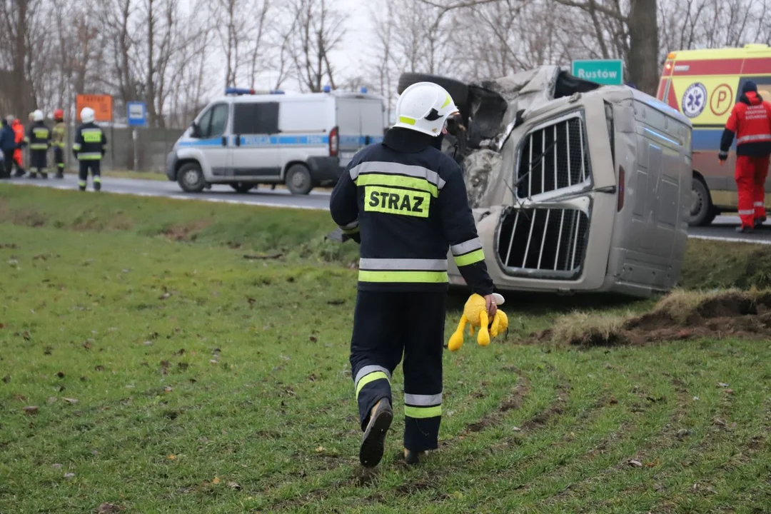 W wyniku wypadku na drodze Kutno-Piątek-Zgierz-Łódź poszkodowanych zostało kilka osób, w tym dzieci. Lądował śmigłowiec pogotowia