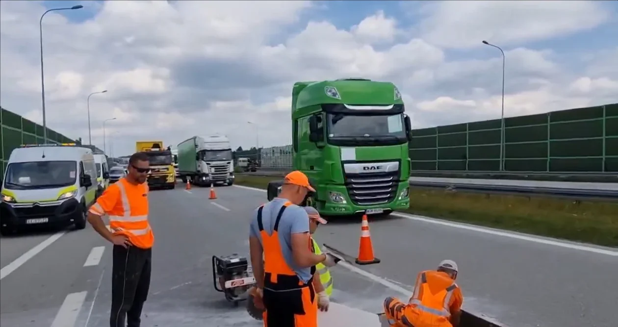 Drogowcy wyjechali na ulice. Utrudnienia na S14 i drogach krajowych w Łódzkiem - Zdjęcie główne