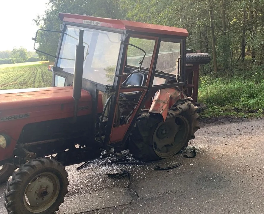 Wypadek w powiecie zgierskim. Ciągnik zderzył się z busem [zdjęcia] - Zdjęcie główne