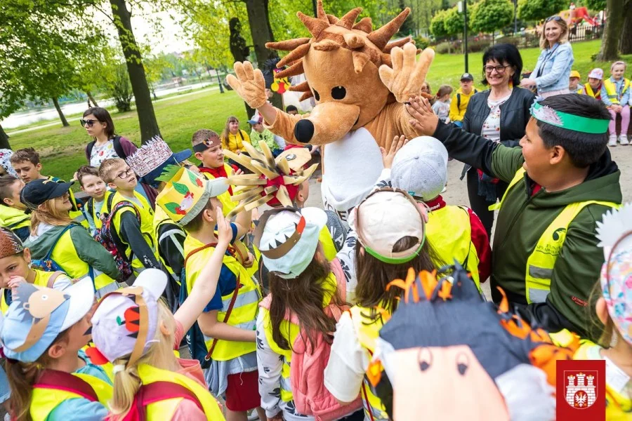 Kilkuset zgierskich uczniów symbolicznie budziło jeża. Topienie Marzanny odchodzi do lamusa. - Zdjęcie główne