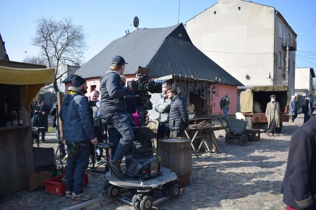 Sceny do tego hitu TVP kręcono w Zgierzu, Łodzi i Pabianicach. Kiedy premiera "Gry z cieniem"? [ZDJĘCIA] - Zdjęcie główne