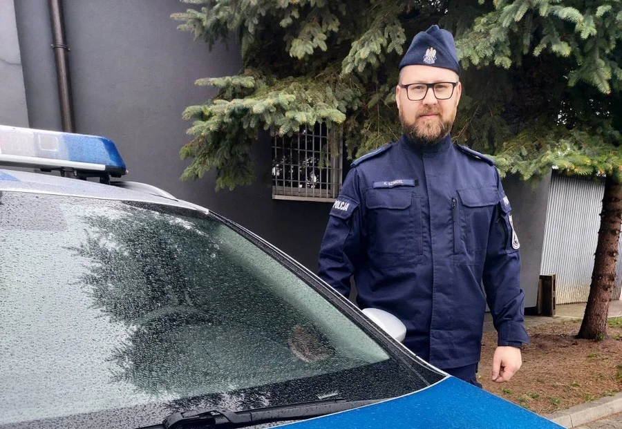 Podbiegł do płonącego auta. Policjant ze Zgierza nie dopuścił do tragedii - Zdjęcie główne