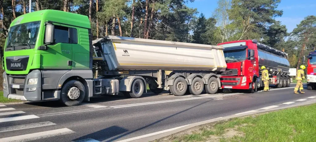 Niebezpiecznie pod Sulejowem. Zderzyły się dwie ciężarówki - Zdjęcie główne