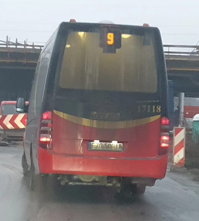 Na zdjęciach zgierzanie odmienili miejskie autobusy przez wszystkie rodzaje: zespute, holowane, brudne, palące się, bez świateł a nawet bez gaśnic i siedzeń, itp.