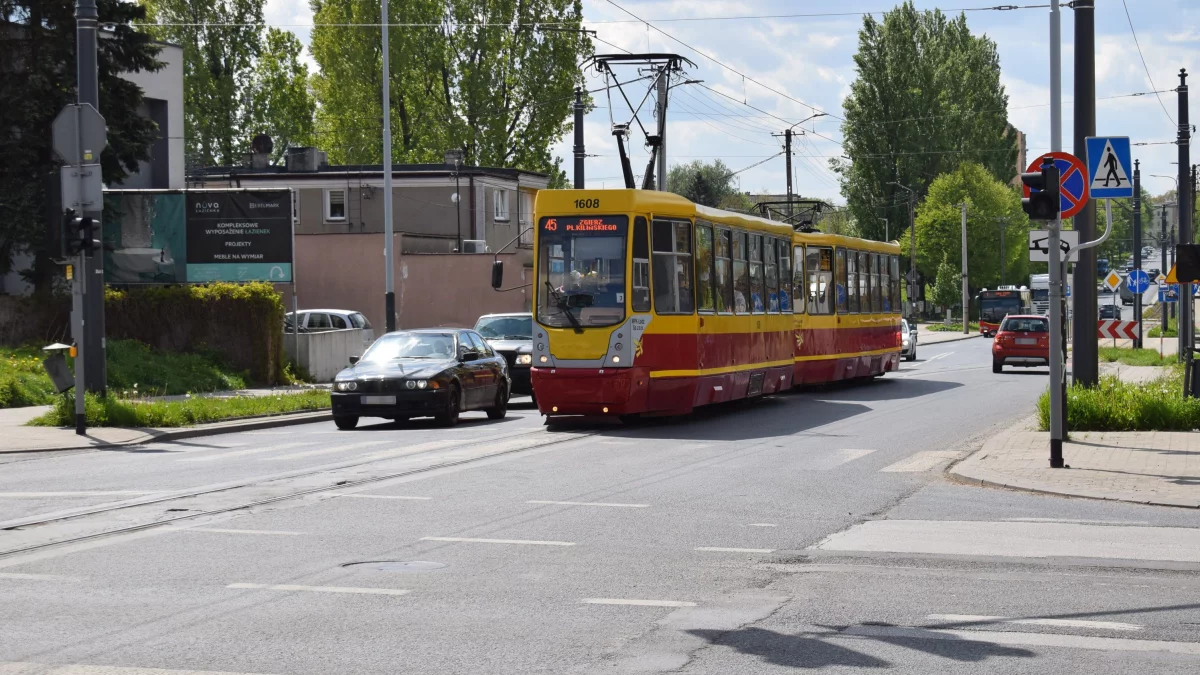 Kolizja samochodu z tramwajem MPK Łódź w Zgierzu. Utrudnienia dla podróżnych - Zdjęcie główne