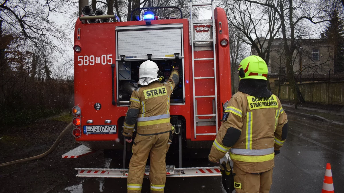 Pożar fabryki pod Zgierzem! Strażacy walczą z żywiołem - Zdjęcie główne