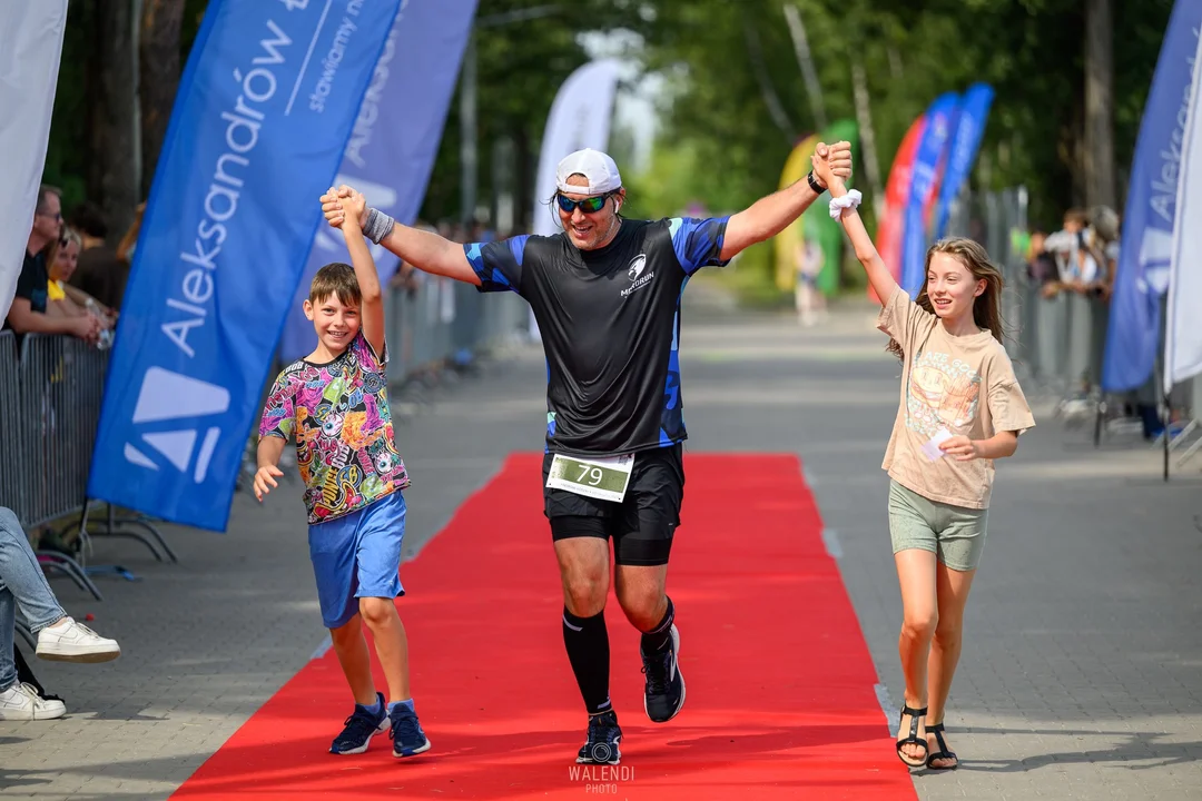 Żar lał się z nieba, a oni przebiegli półmaraton. Biegali m.in. żołnierze [ZDJĘCIA] - Zdjęcie główne