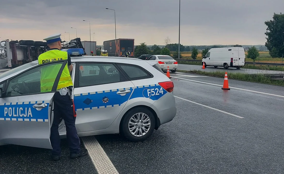 Ciężarówka leży na A1. Autostrada zablokowana na kilka godzin - Zdjęcie główne