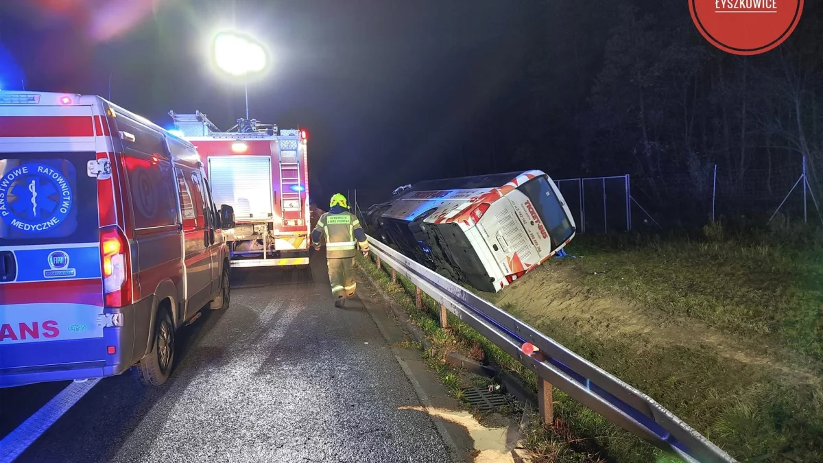 Łódzkie: Wypadek autobusu na autostradzie A2. Są ranni [ZDJĘCIA] - Zdjęcie główne